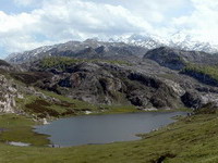 El Lago Ercina, en el Parque Nacional de los Picos de Europa, al fondo los picos del Cornn
