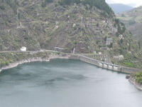 Vista panormica de la presa del Salto de Salime, los poblados y de las instalaciones usadas en la construccin del embalse