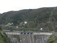 Vista panormica de la presa del Salto de Salime, las ruinas de la fbrica de cemento y el poblado de la Paincega