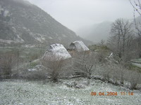 Teitos en el valle de Saliencia bajo una nevada primaveral