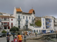 Algunas de las hermosas casas que se levantan frente a la playa de Cadaques