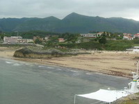  Las dos playas de Celoriu. A la izquierda la de Las Cmaras y a la derecha la de La Palombina. Al fondo el Cuera.