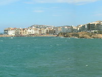 Vista de La Escala desde el promontorio que separa las Playas del Portixol y la del Mol del Rec