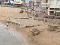 La playa del port vell y la Plaza de La Sardana de la Escala